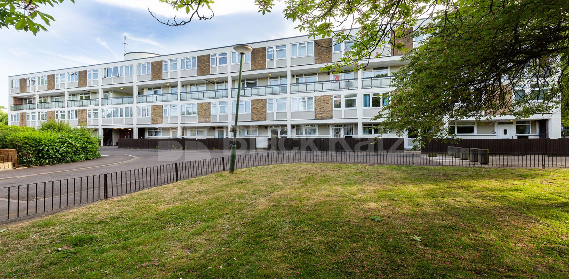 			NEWLY REFURBISHED 3/ 4 BED! , 3 Bedroom, 1 bath, 1 reception Flat			 ROWSTOCK GARDENS , CAMDEN